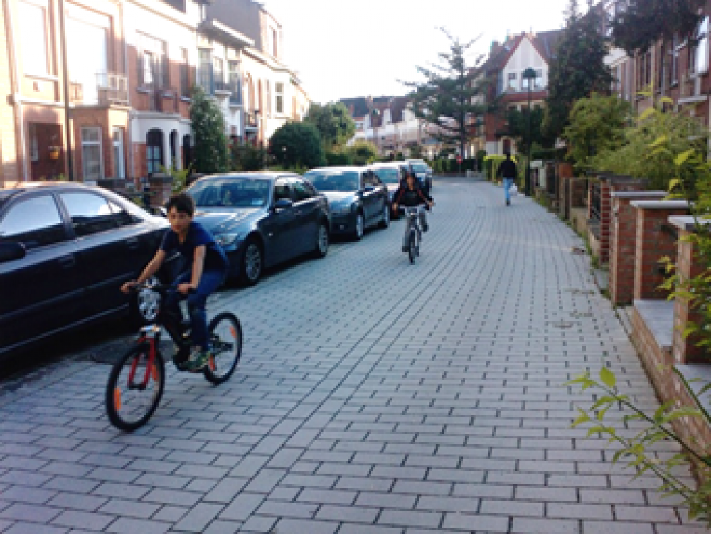 woonerf fietsende kinderen