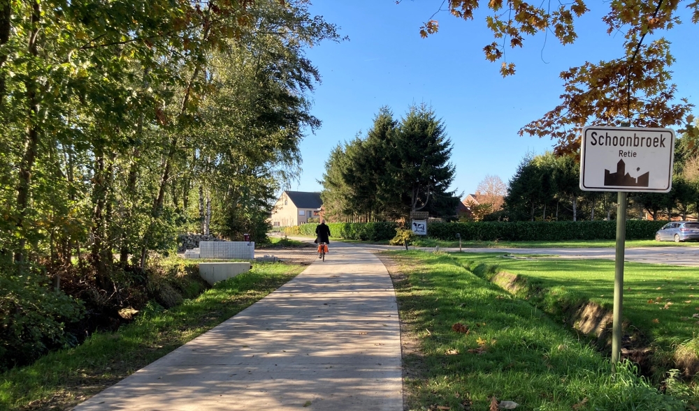 Landbouwweg bebouwde kom met fietser
